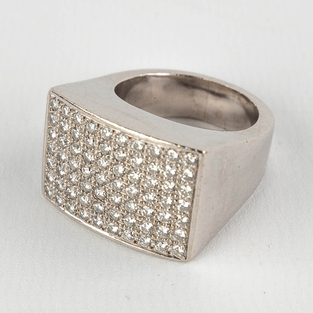 Een ring, wit goud met 70 gefacetteerde briljanten. 29,79g.