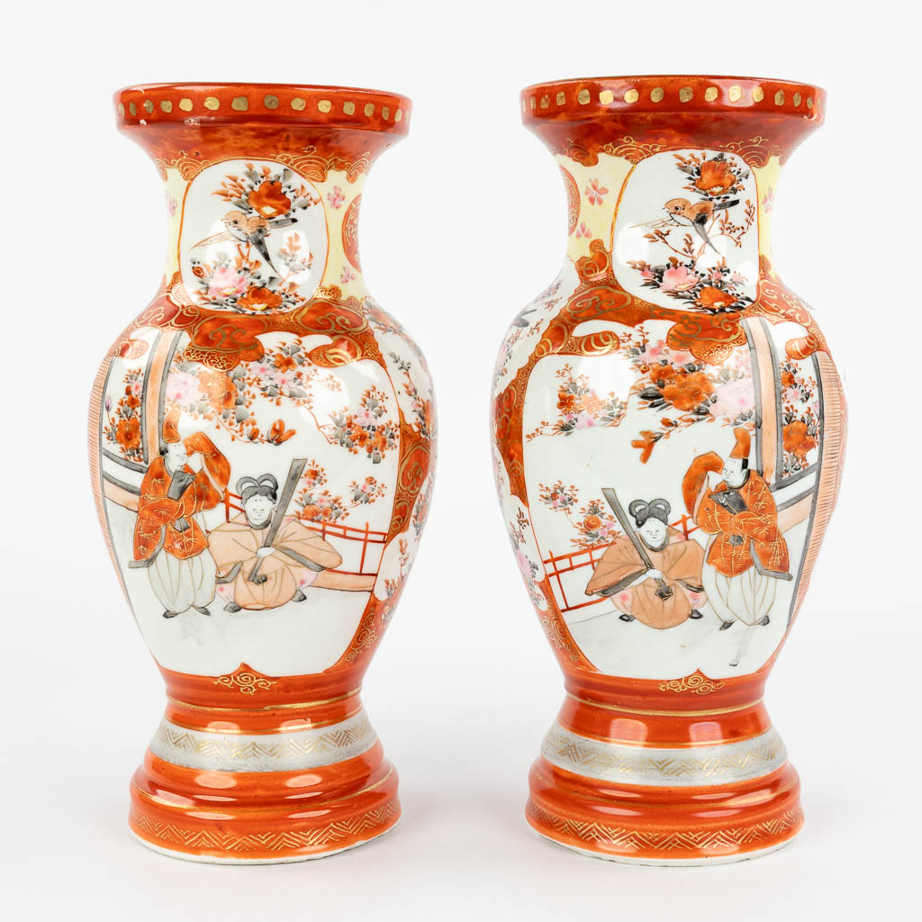 A pair of Japanese 'Kutani' vases, Meiji period, 19th C. (H:24,5 x D:11 cm)