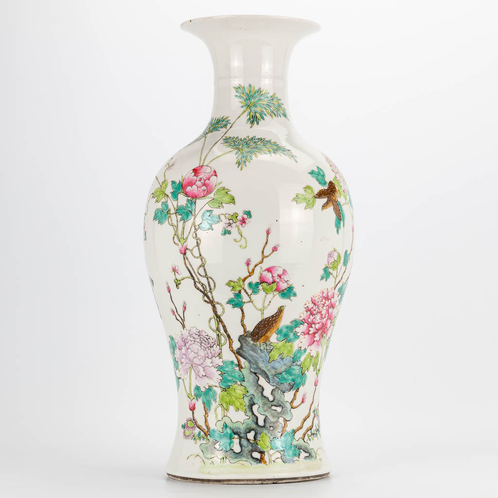 A Chinese vase with decor of peonies and birds. 19th/20th century