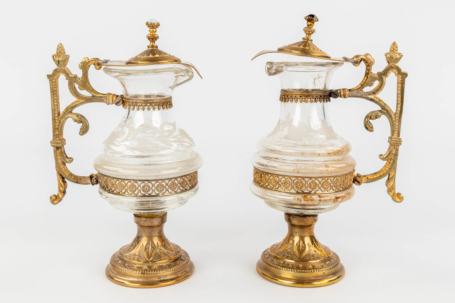 A pair of wine and water cruets made of glass and gold-plated bronze. 19th C. (L: 17 x W: 26 x H: 14 cm)