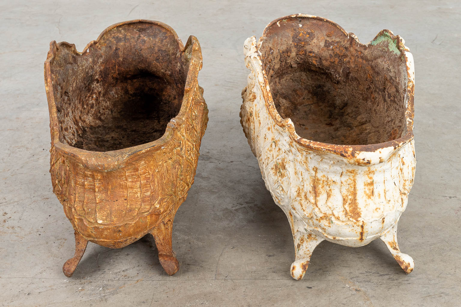 A pair of garden vases made of cast iron. (H:28cm)