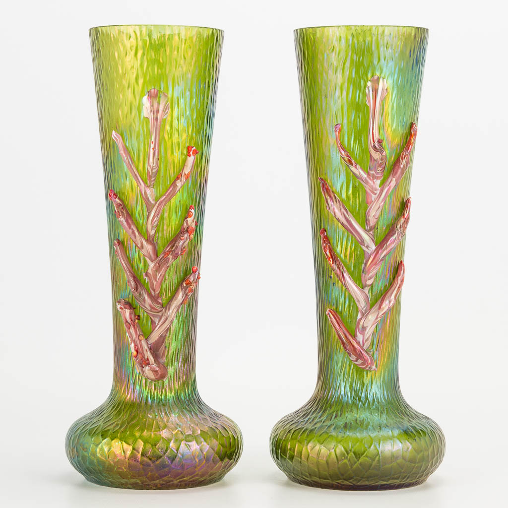 Pallme König een paar vazen gemaakt uit pâte de verre in art nouveau stijl. (H:27cm)
