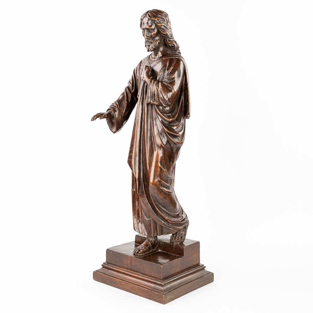 A sculptured statue of Jesus Christ, made of oak. (H:82cm)