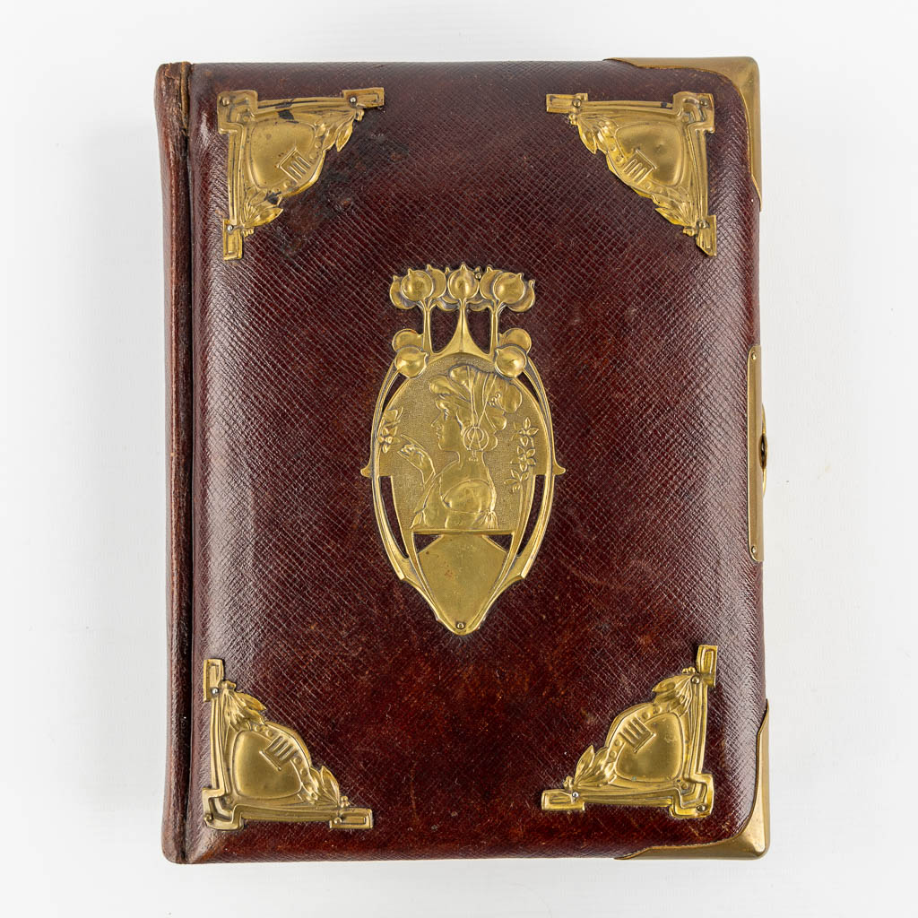 Een fotoboek, leder en verguld brons. Art Nouveau. Circa 1900. 