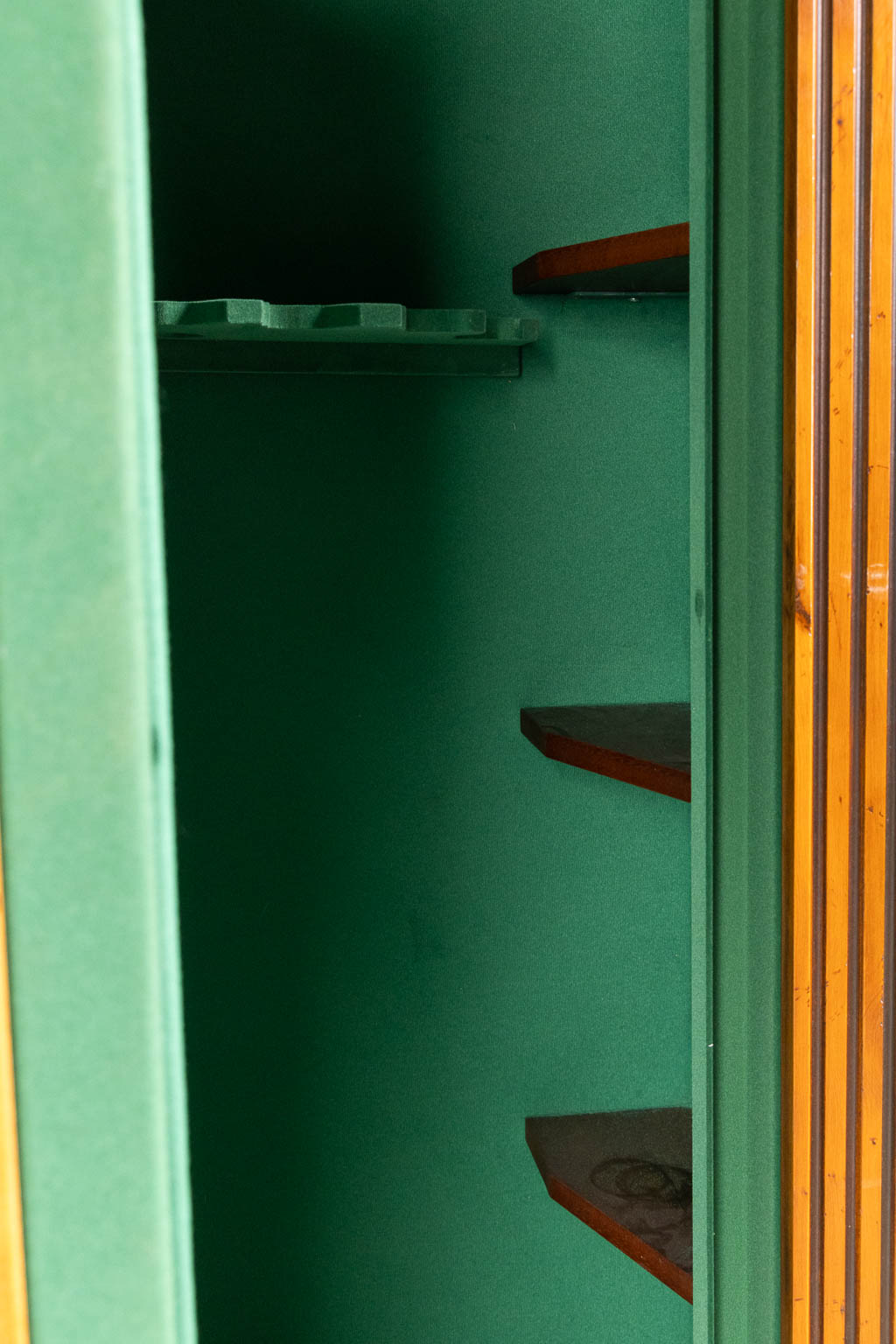 Een wapenkast/Coffre Fort, metaal gemonteerd met hout. Circa 1980. (L:34 x W:60 x H:139 cm)