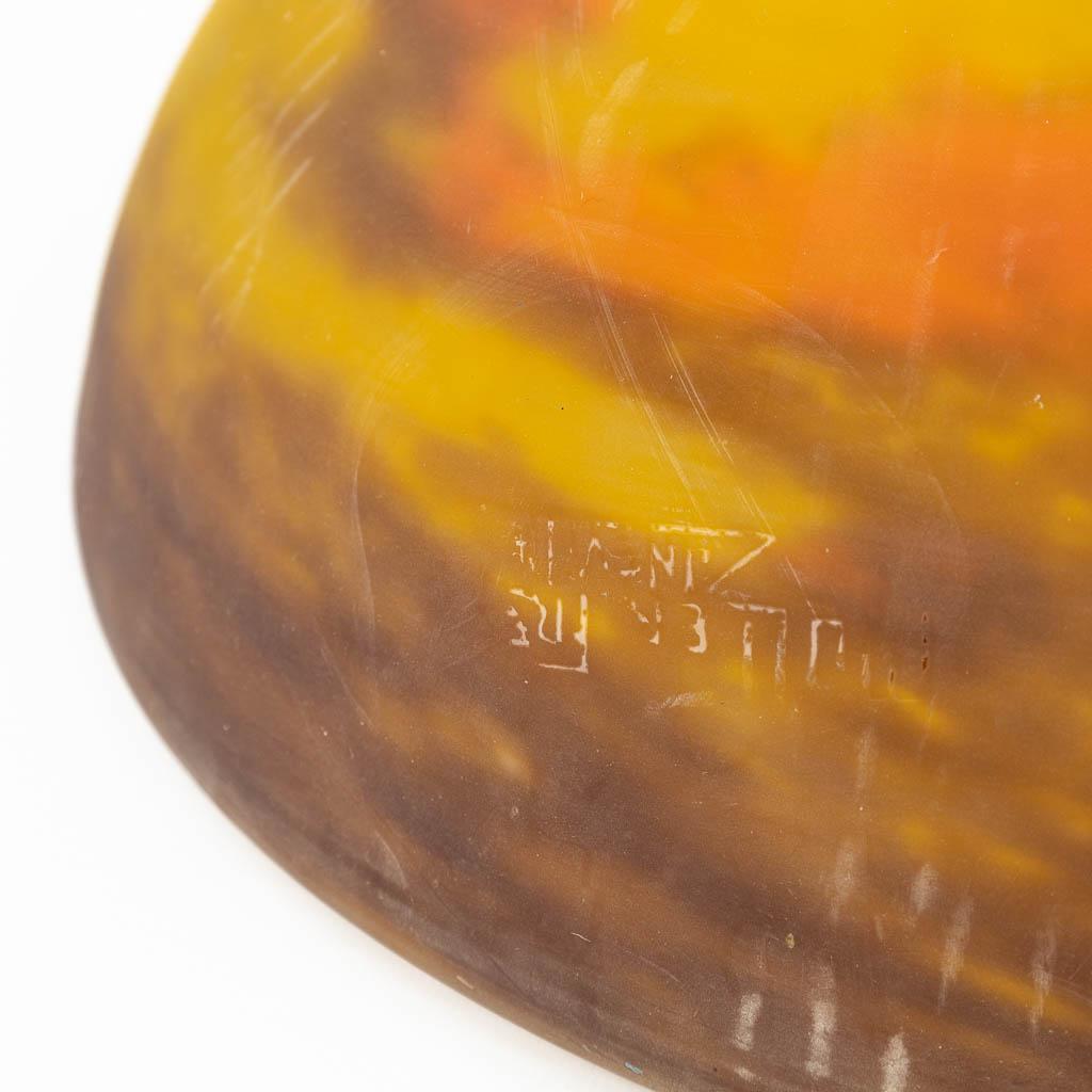Een schaal voor luchter gemaakt uit pâte de verre glas in art deco stijl en gemerkt 