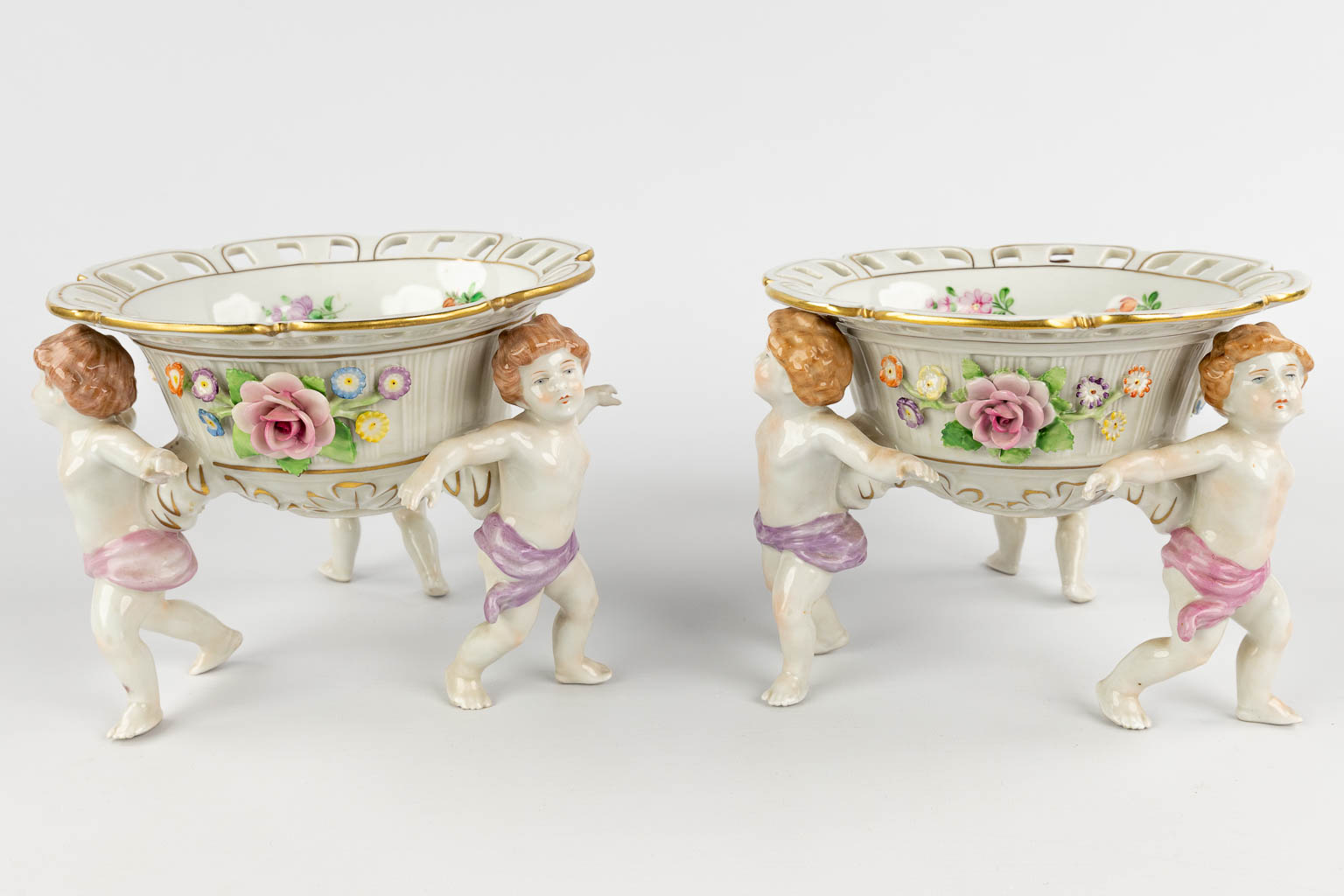 PMP Porcelain, a pair of baskets carried by children. Polychrome porcelain, 20th C. (H:16 x D:23,5 cm)