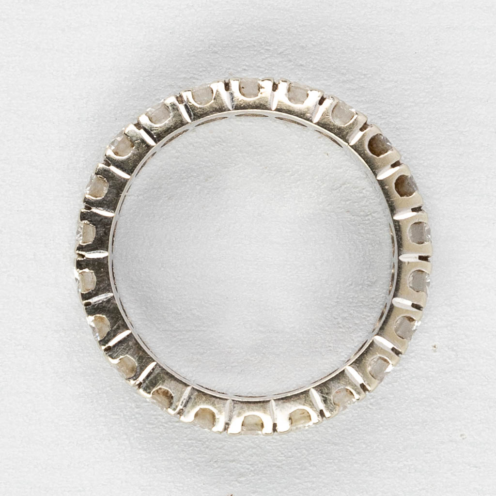 A white gold ring with brilliant cut stones. Ring size 52. 18kt. 3,28g.