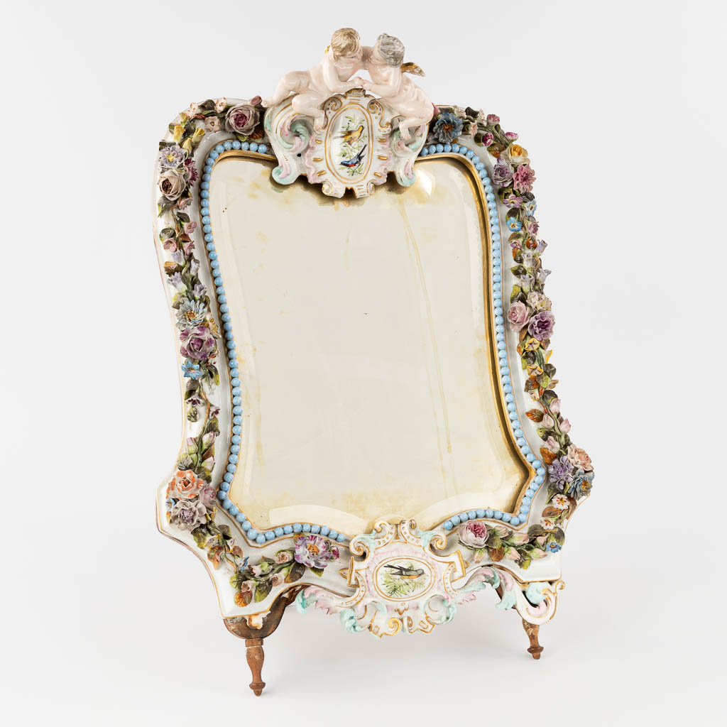 JACOB-PETIT (1796-1868) 'Tafelspiegel' gemaakt uit porselein. 19de eeuw. (W: 38 x H: 51 cm)
