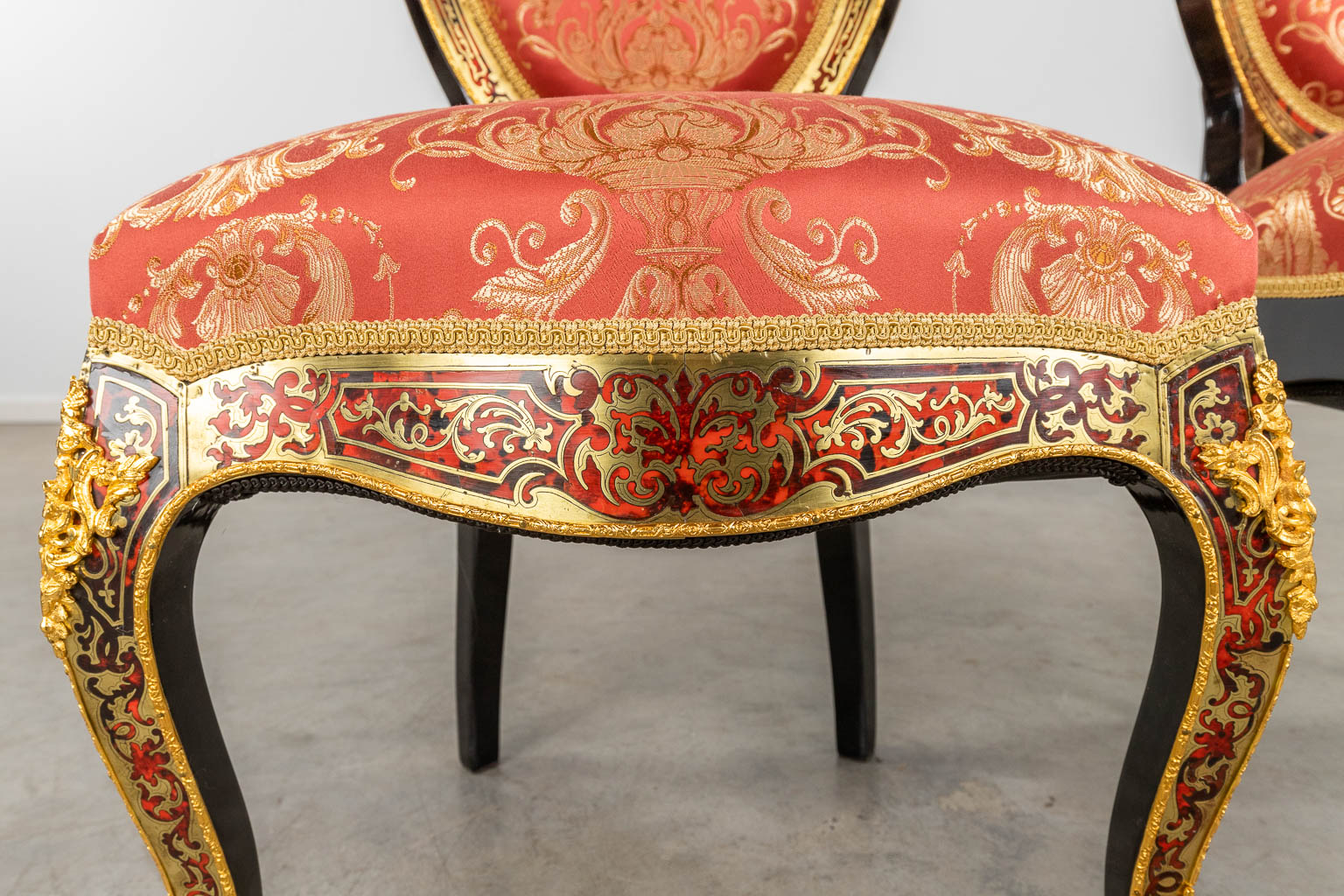 Een paar stoelen in Boulle, koper- en schildpadinlegwerk. Napoleon 3, 19de eeuw (D:56 x W:50 x H:97 cm)