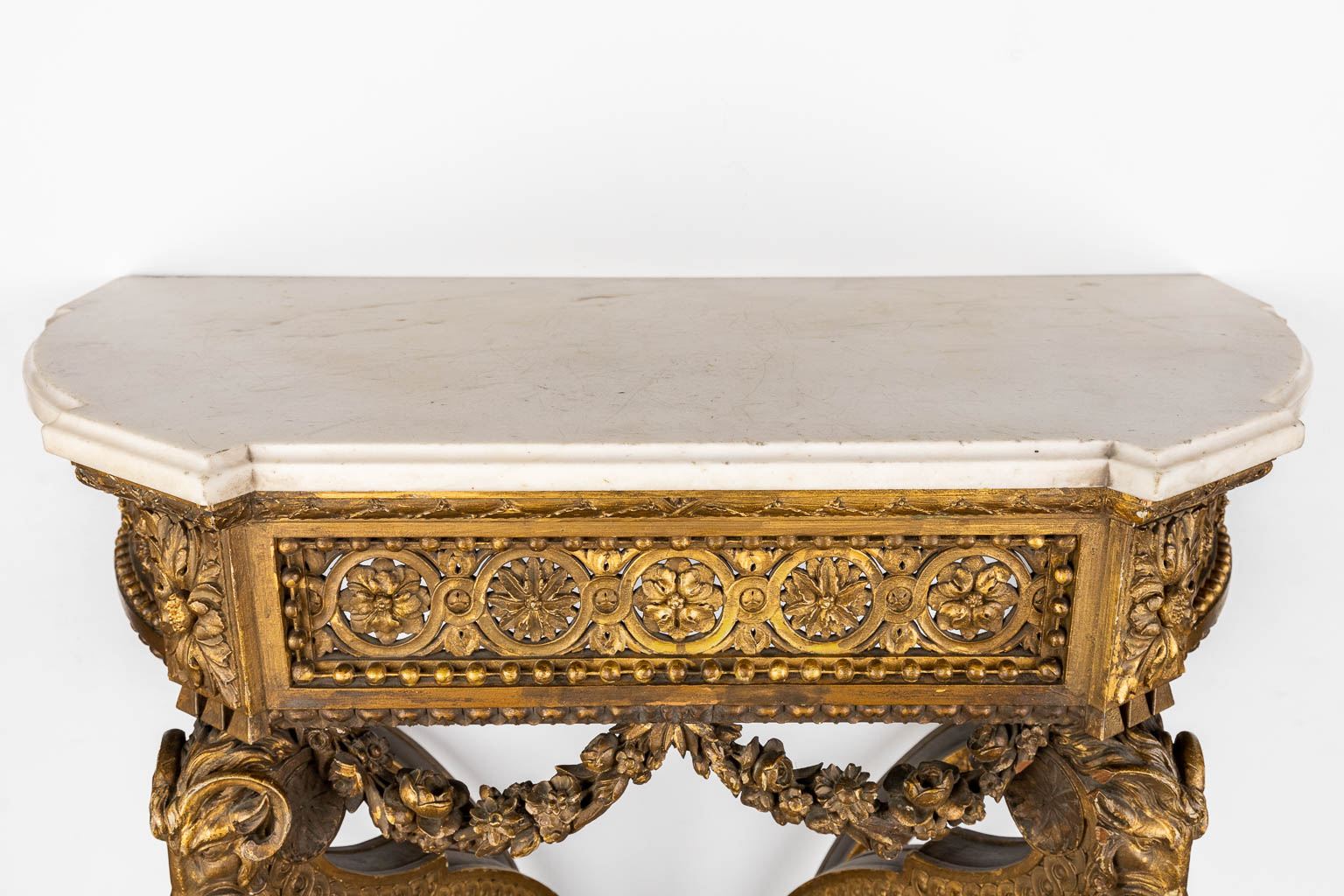 A console table with ram