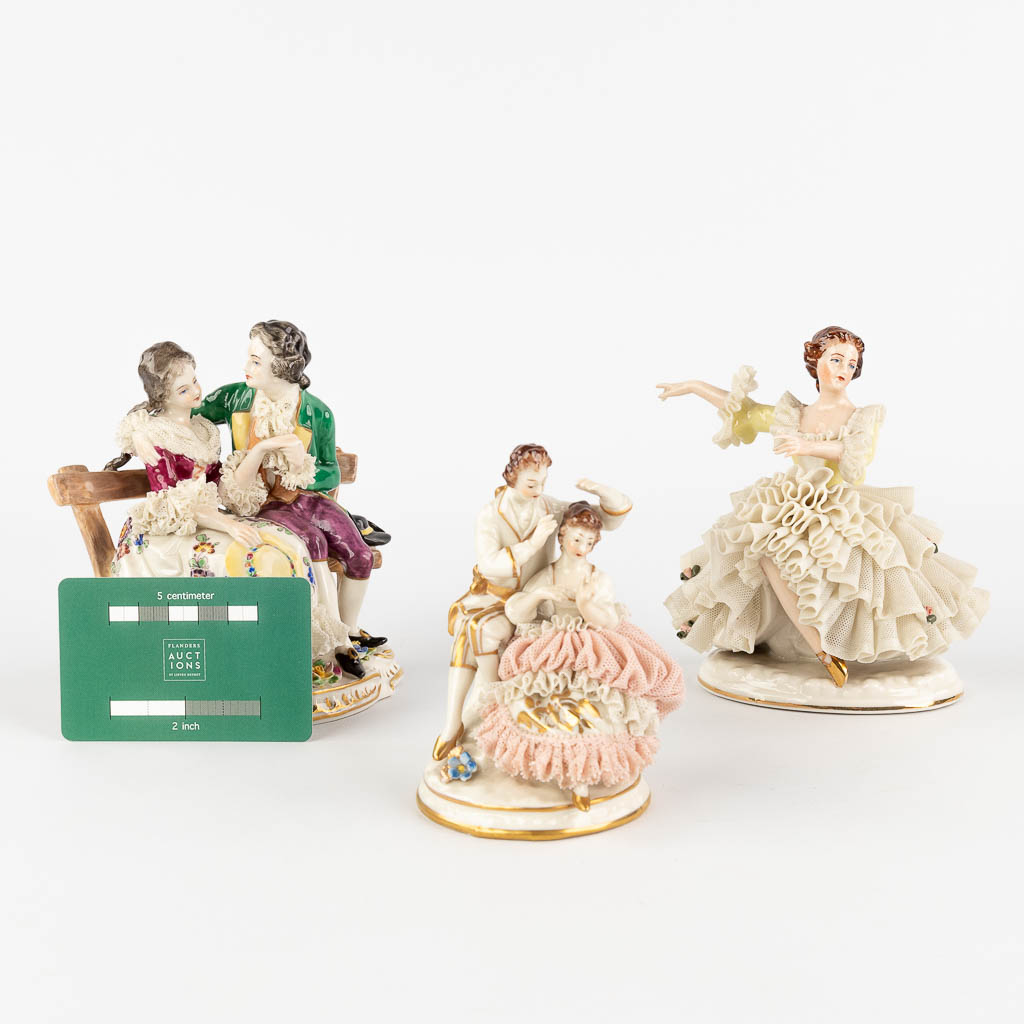 A collection of 3 porcelain figurines with porcelain lace dresses, Germany, 20th century. (H: 13,5 cm)