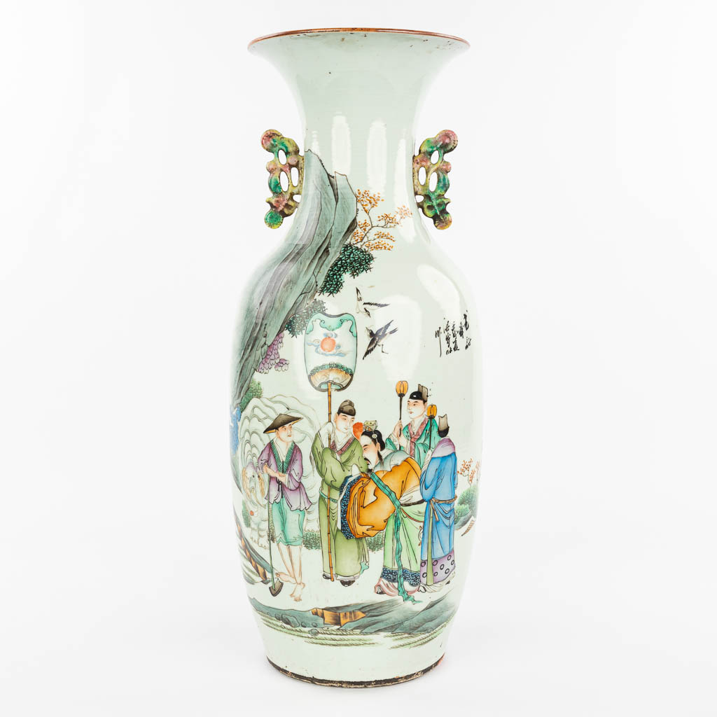 Lot 051 A Chinese vase made of porcelain and decorated with wise men. (H:57cm)