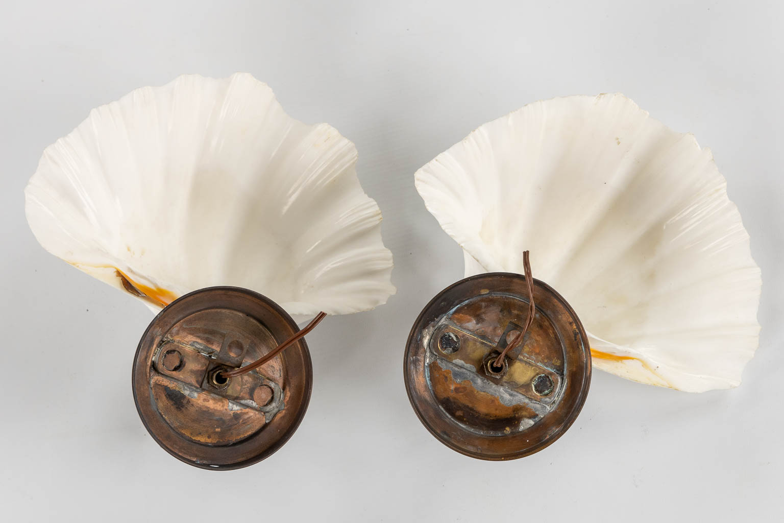 A decorative pair of walllamps, mounted on copper. Circa 1950. (L:13 x W:26 x H:25 cm)