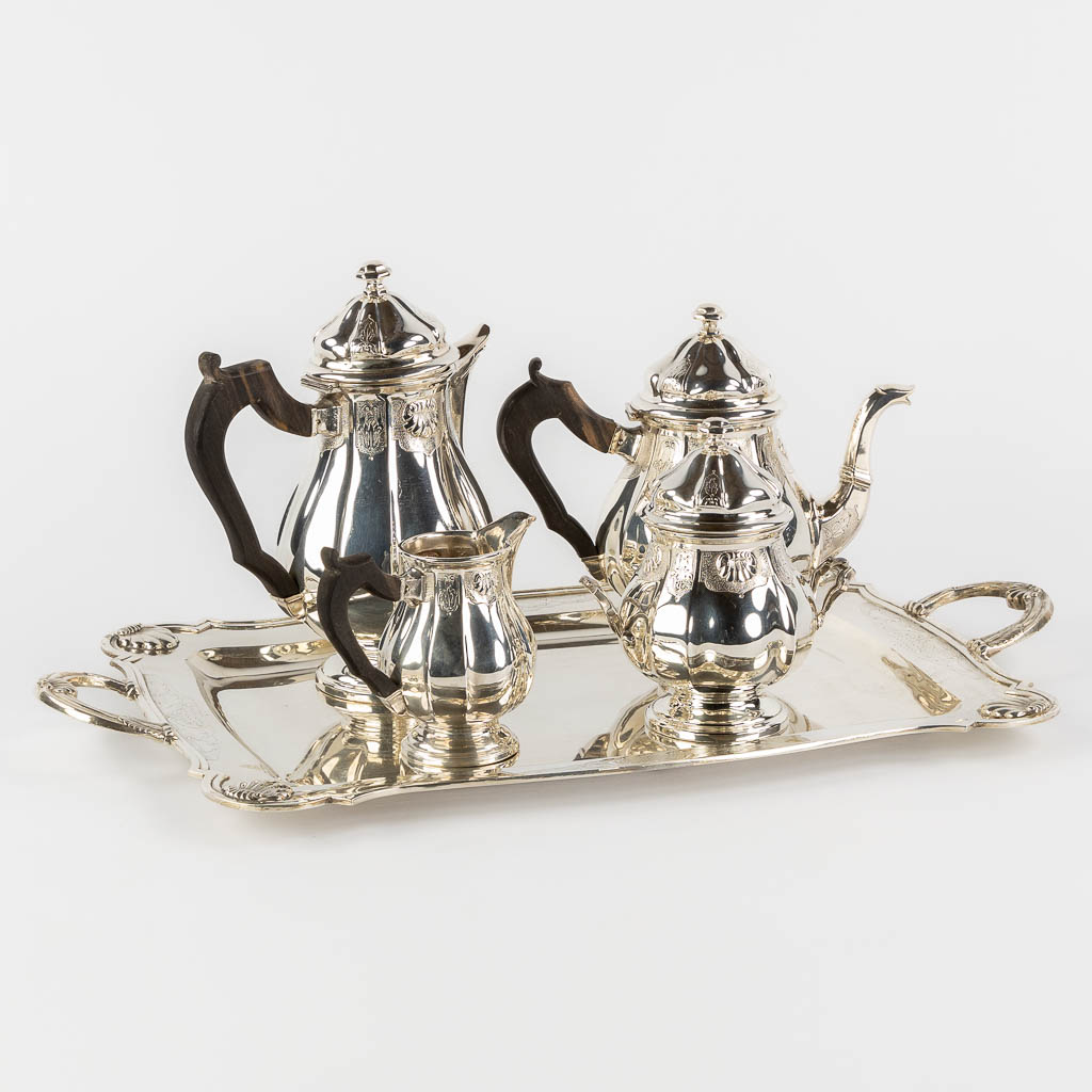 Lot 001 A 5-piece coffee and teaservice, silver, 800/1000. 4,817kg. (L:35 x W:60 cm)