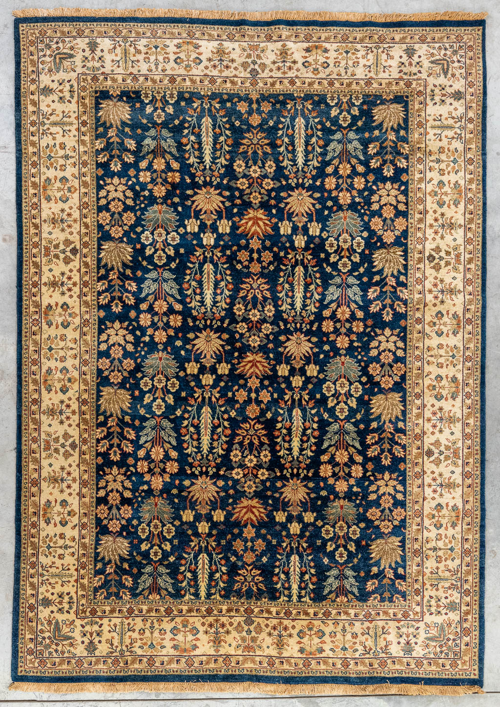 An Oriental hand-made carpet, Mughal (295 x 210 cm) 
