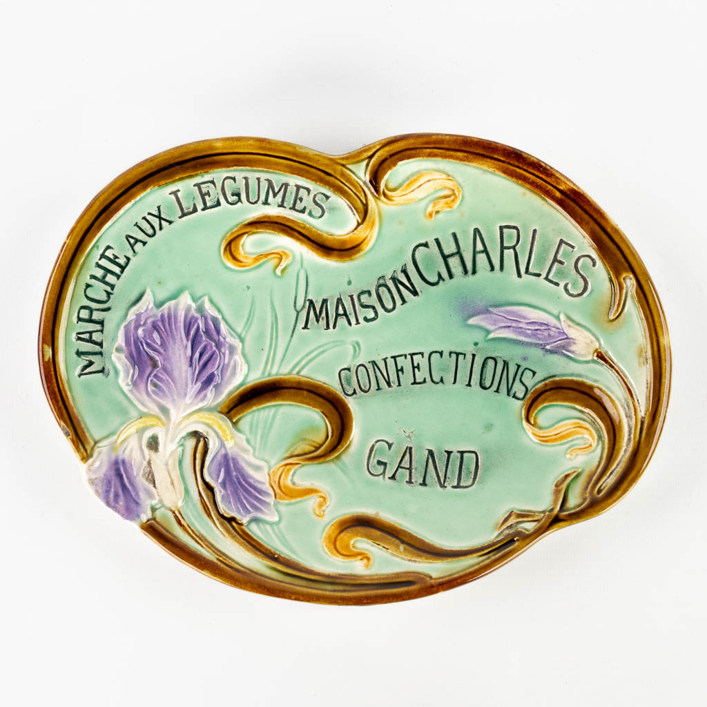 Hasseltse Faience, een schaal voor 'Maison Charles' Confections Gand, Belgium. (D:20 x W:26 x H:3,5 cm)