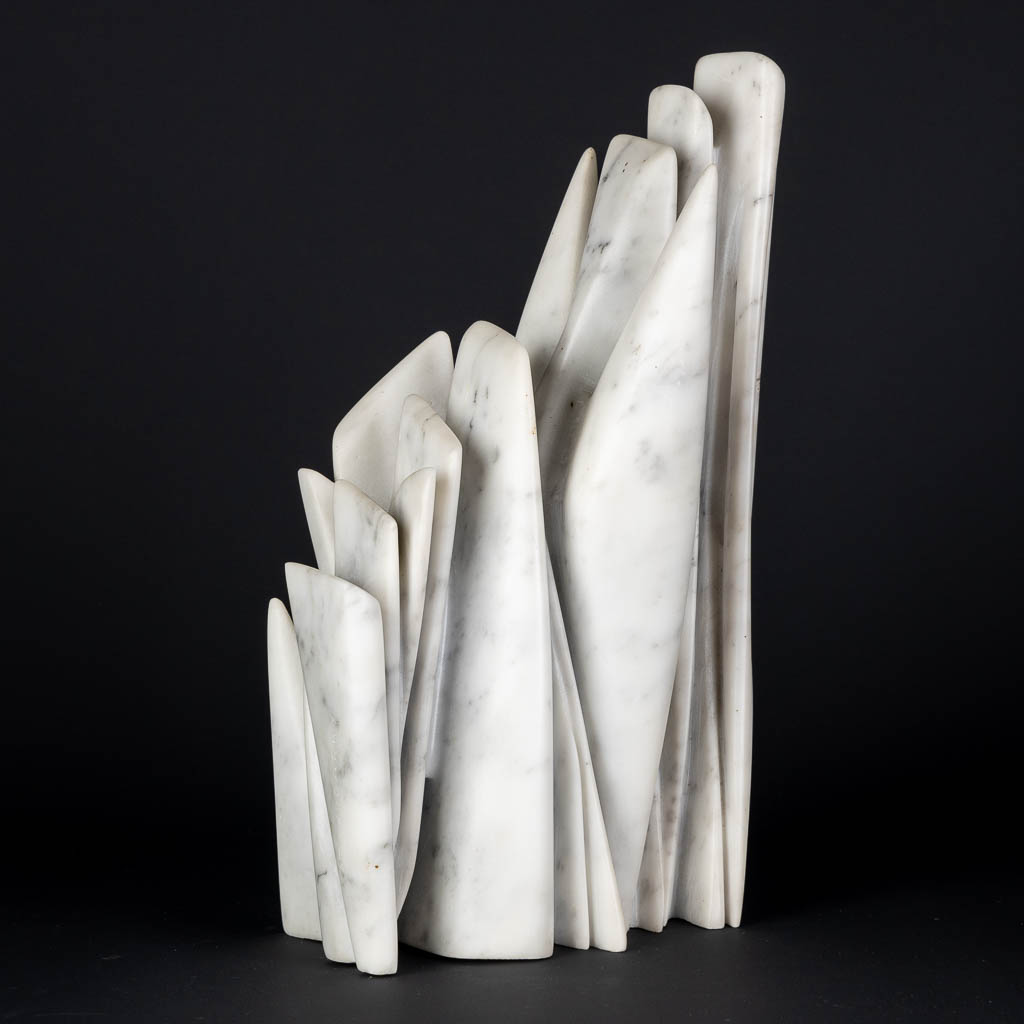  Pablo ATCHUGARRY (1954) 'Untitled' Een sculptuur in witte Carrara marmer, 1992. (L:22 x W:10 x H:33 cm)