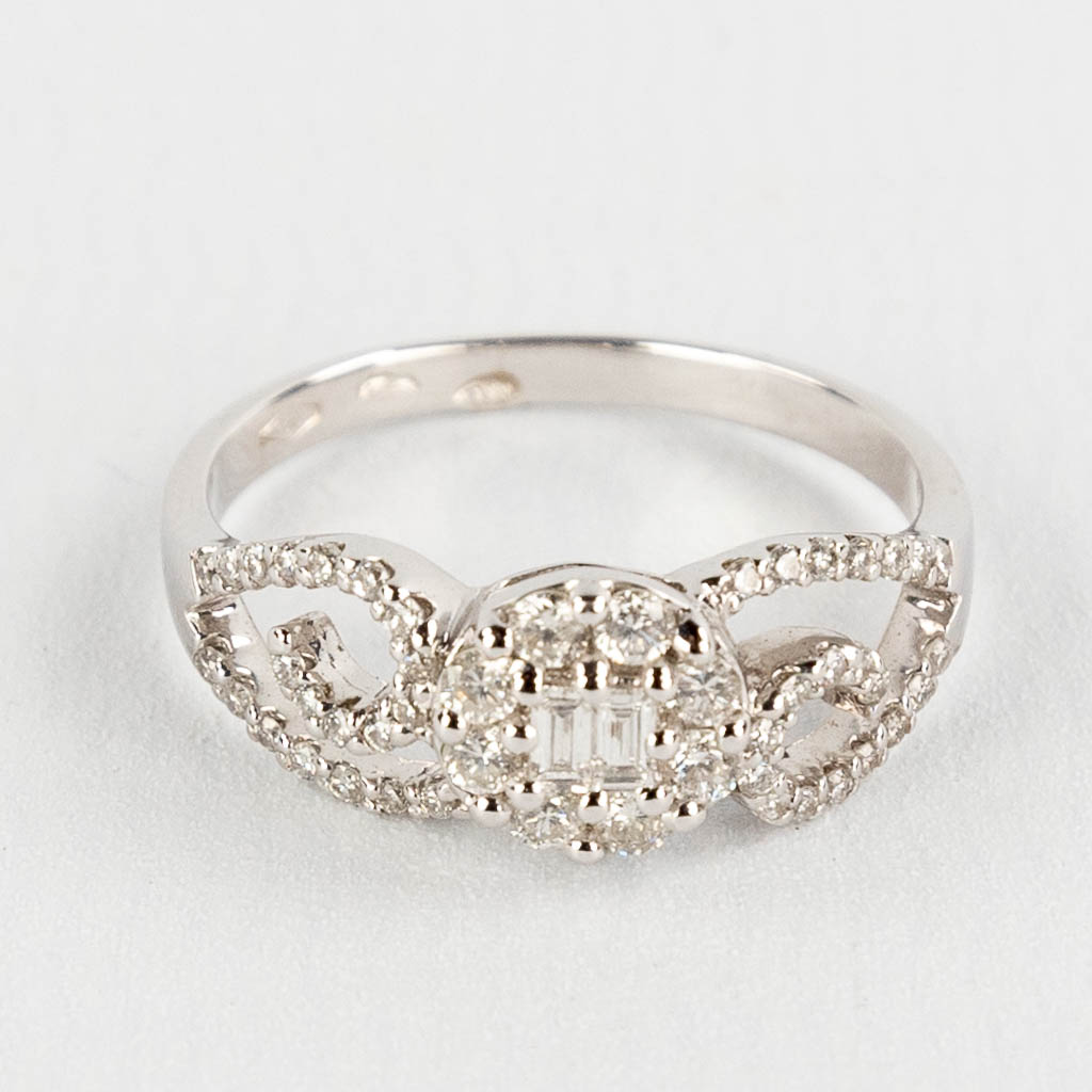 Een ring, 18 kt wit goud, diamanten 0,67ct, ringmaat 55.