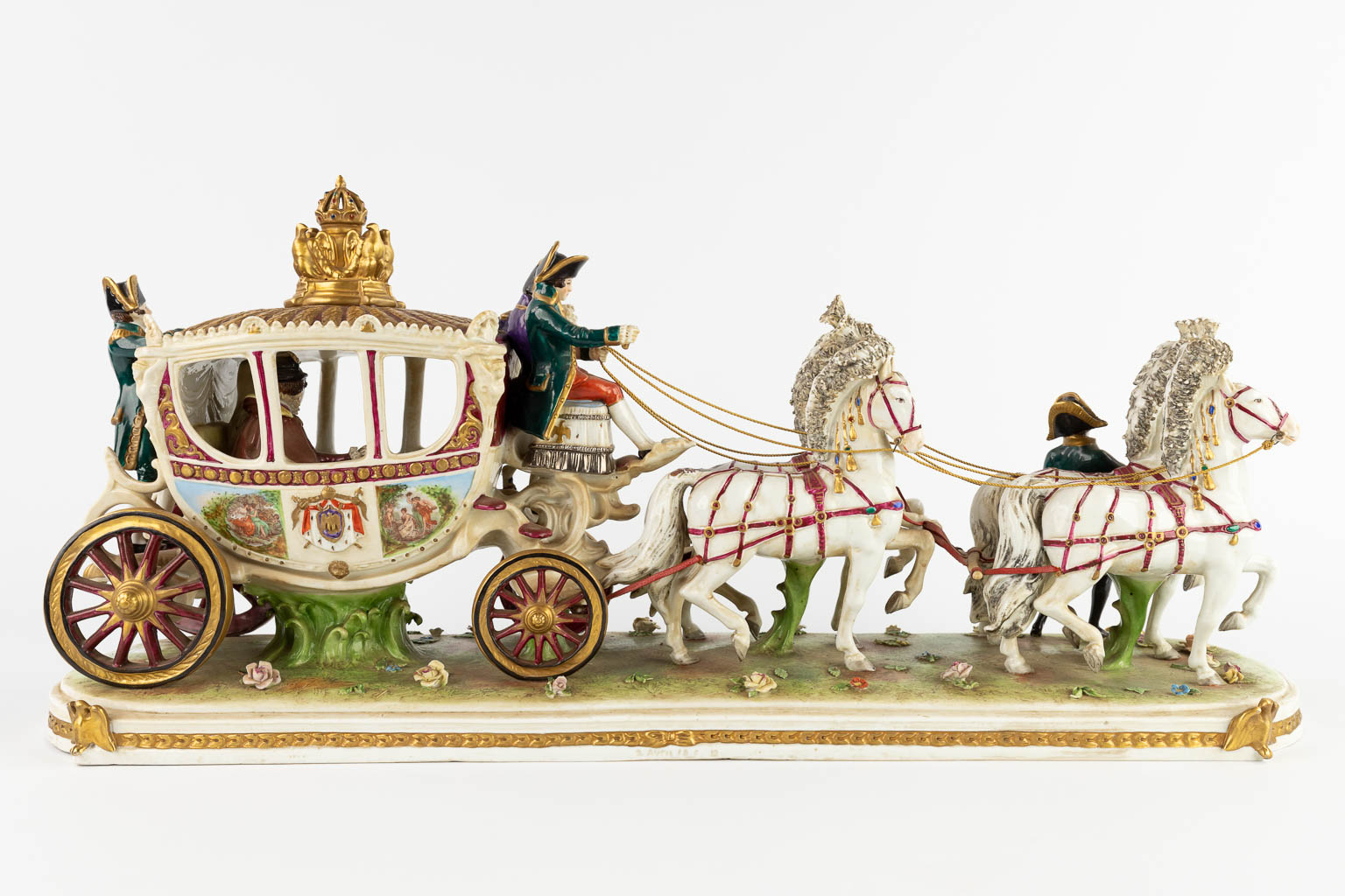 Sitzendorf, een grote bruidskoets van Napoleon 1. Polychrome porselein. 20ste eeuw. (D:20 x W:67 x H:30 cm)
