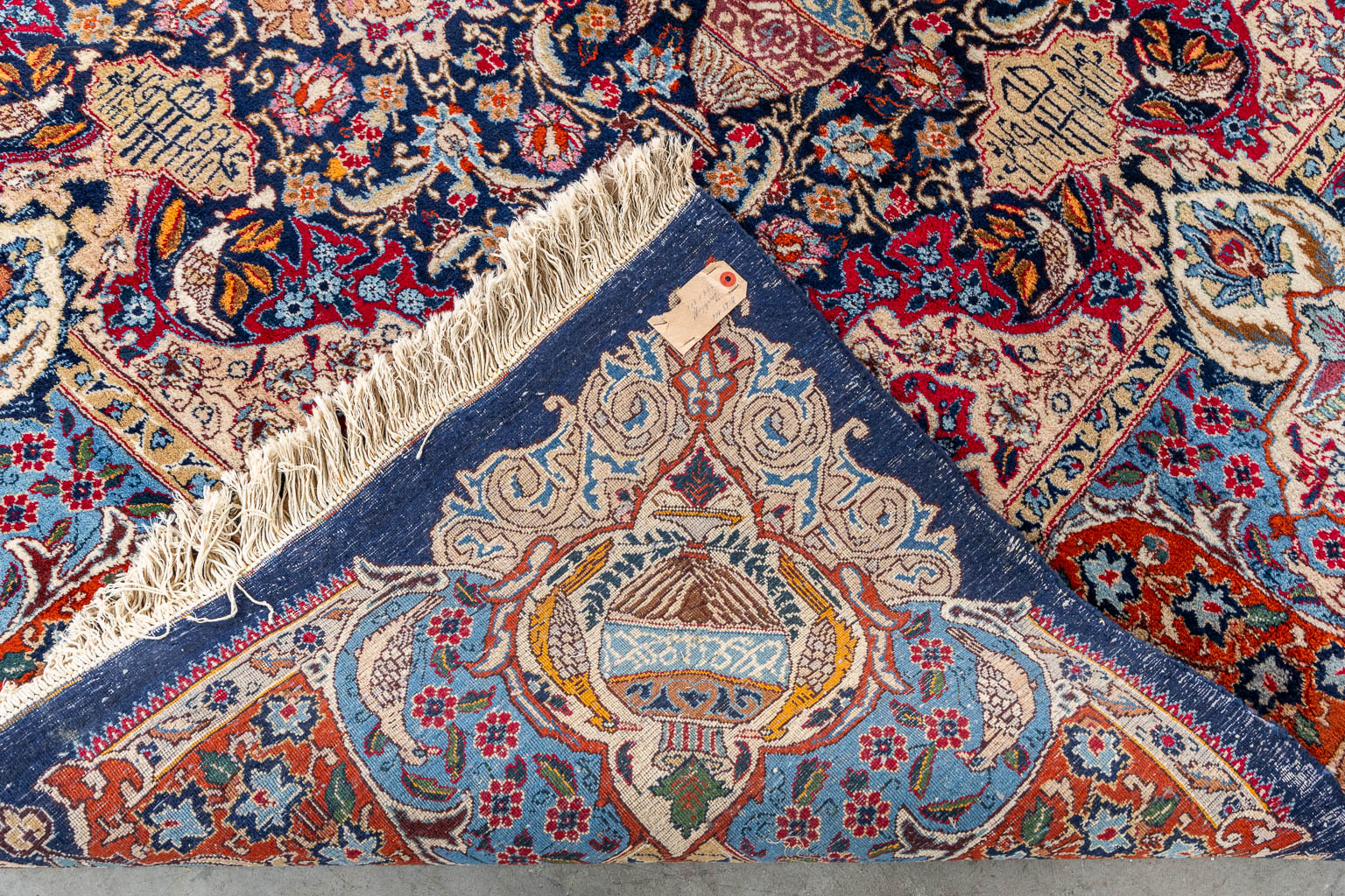 Een Oosters handgeknoopt tapijt, Kashmar. Getekend. (L:350 x W:249 cm)