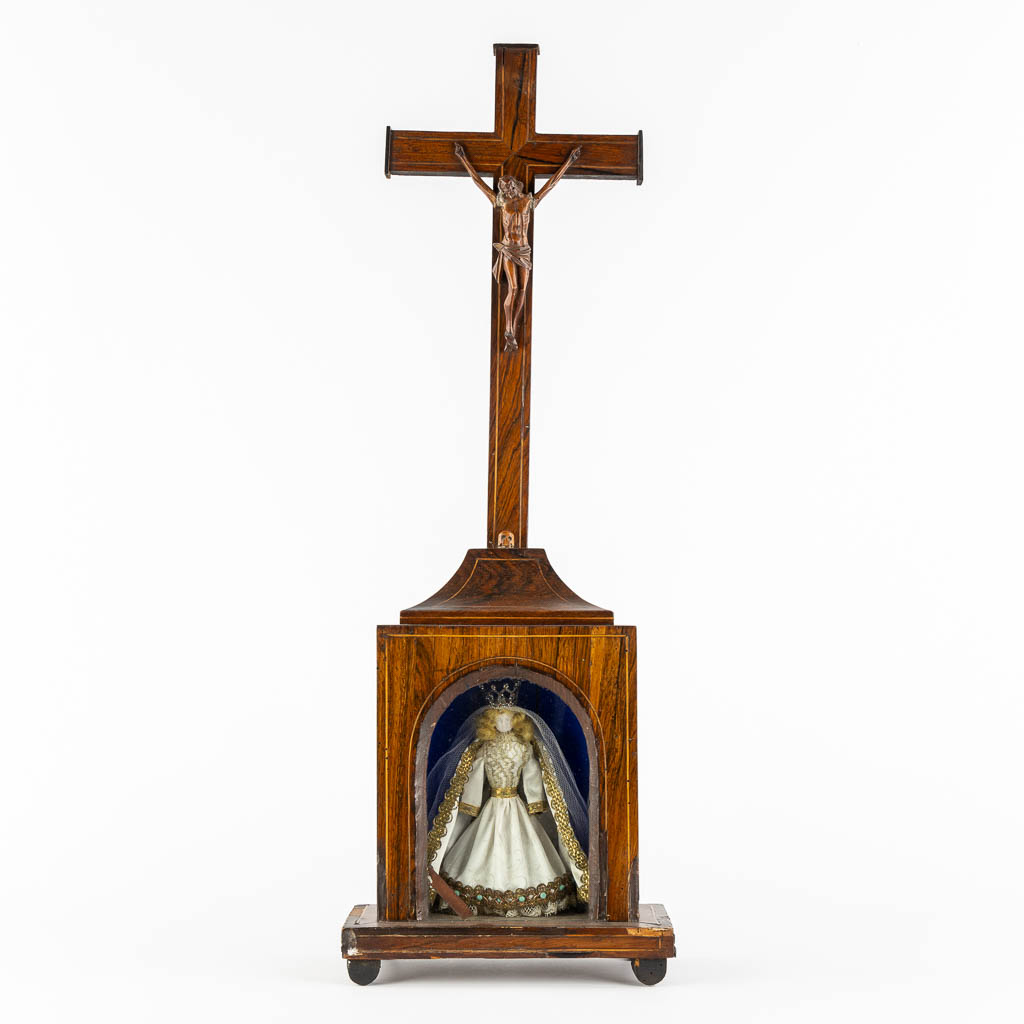 Een kruisbeeld met een kapel, mahoniehout. 19de eeuw. (L:12 x W:24 x H:70 cm)