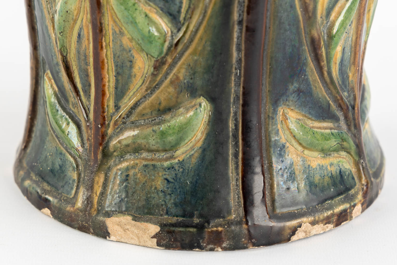 Vlaams Aardewerk, een grote vaas, Art Nouveau. (H:61,5 x D:22 cm)