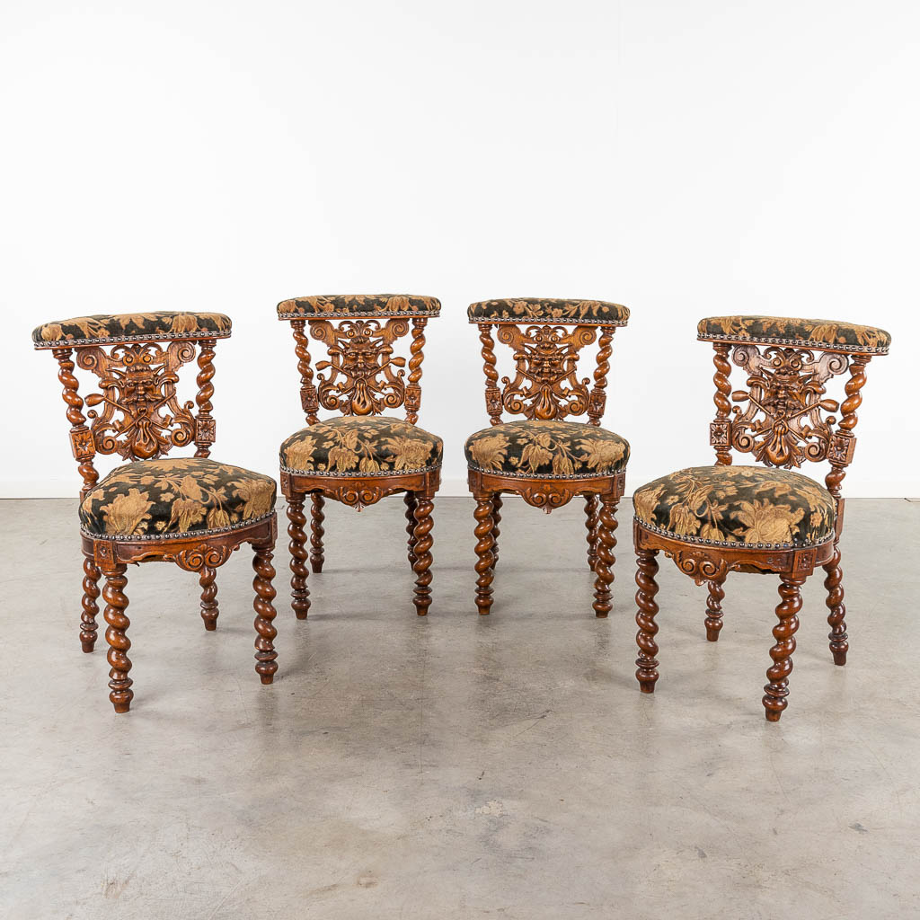 Vier antieke 'Rokersstoelen', gesculpteerd eik. Circa 1900. (L:55 x W:44 x H:80 cm)