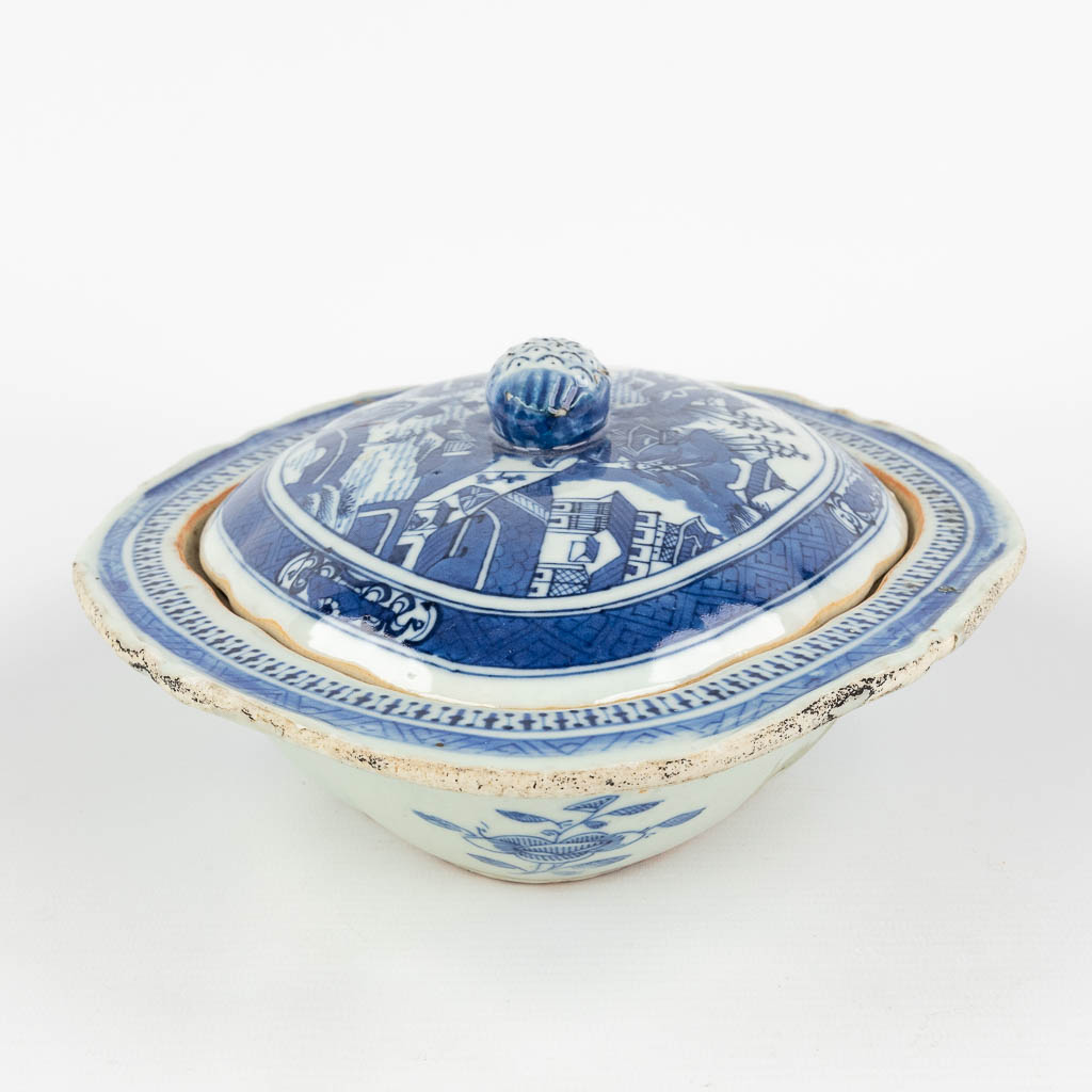 A Chinese bowl with a lid and blue-white landscape decor. 19th C. (L: 21,5 x W: 26,5 x H: 10 cm)