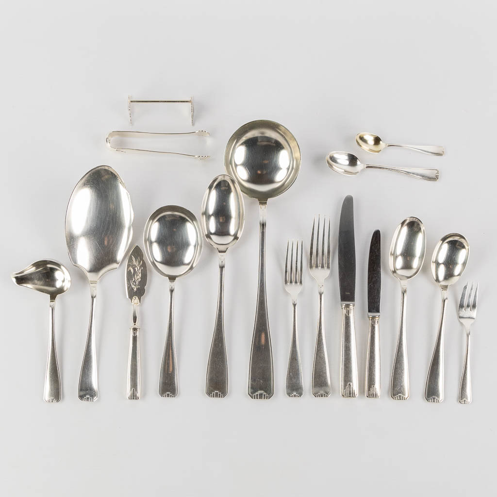 Lot 015 A 104-piece silver-plated cutlery. Art Deco. (L:32,5 cm)