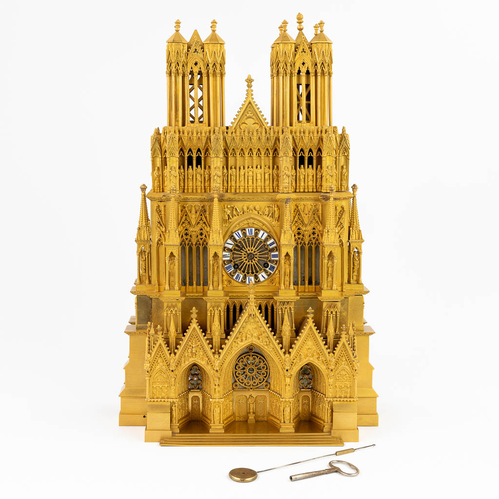 Cathedrale De Reims, een uitzonderlijke schouwklok gemaakt uit verguld brons. (15 x 31 x 47cm)