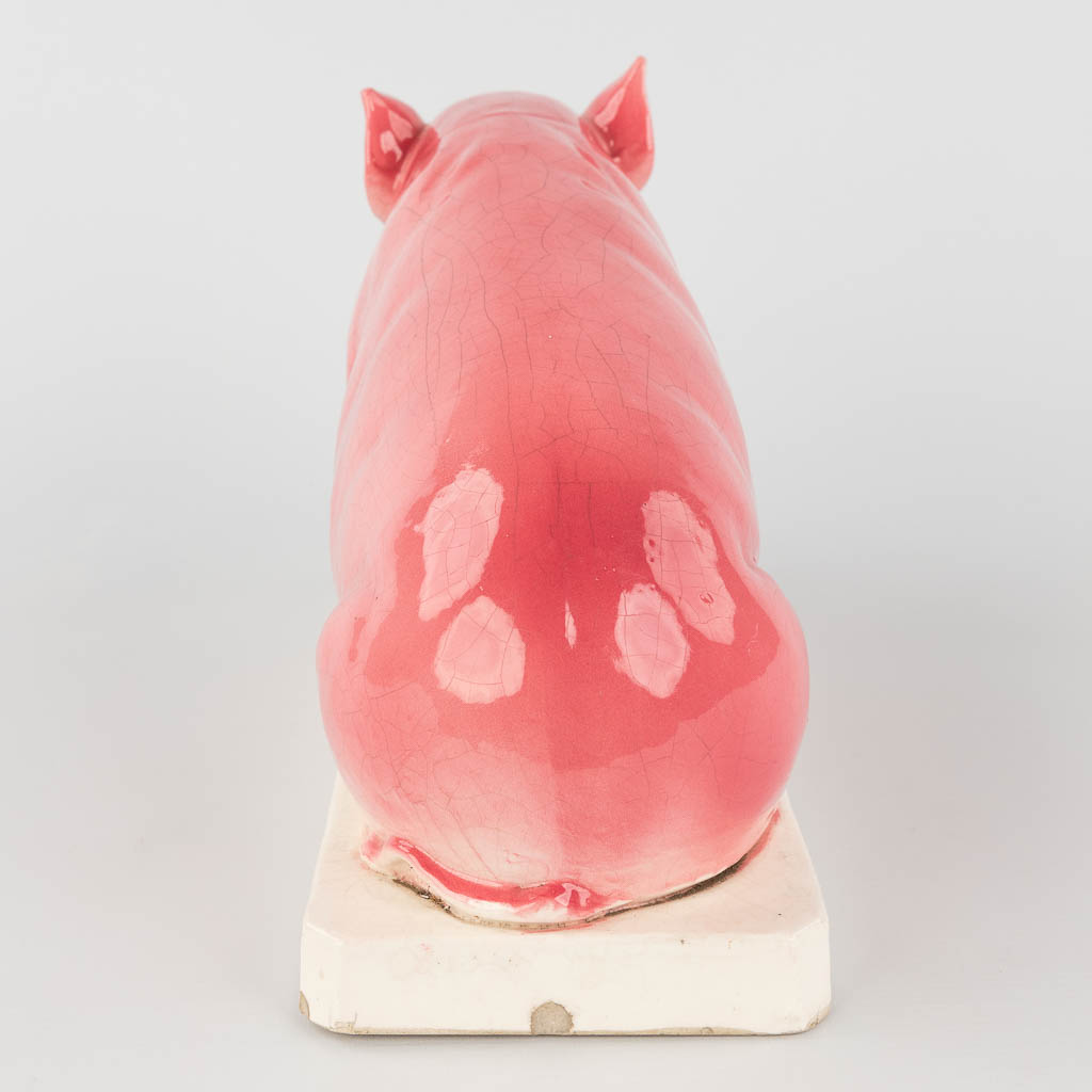 Een varken gemaakt uit geglazuurde faience. Circa 1900. (L: 13 x W: 40 x H: 22 cm)