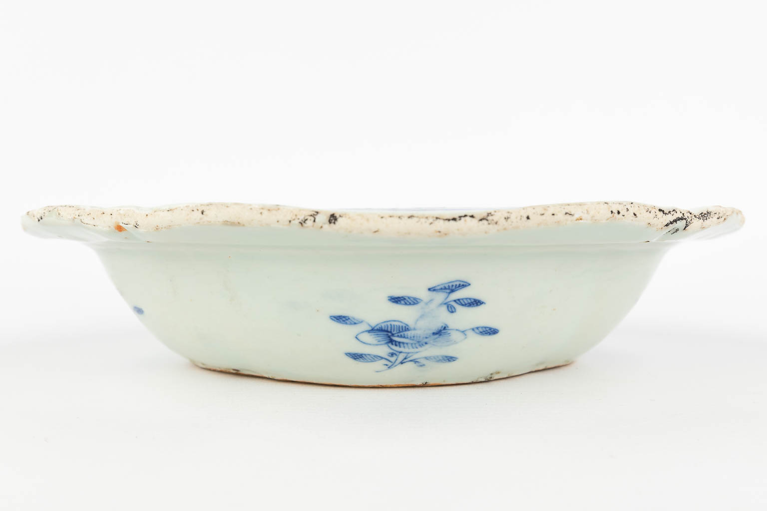 A Chinese bowl with a lid and blue-white landscape decor. 19th C. (L: 21,5 x W: 26,5 x H: 10 cm)