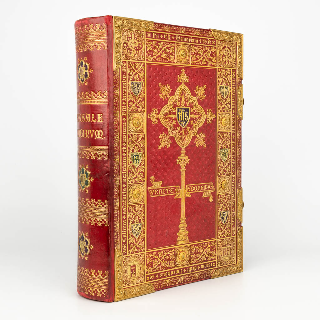 Een Missaal Misboek 'Edito Typica' met rijk versierde kaft. 'Venite Adoremus' (H:36,5cm)