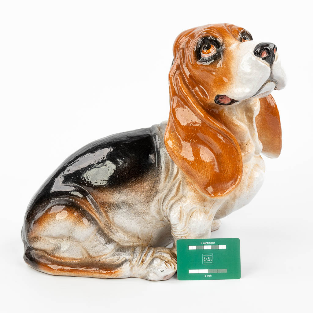 Een beeld van een Beagle, gemaakt uit geglazuurde terracotta. (H:34cm)