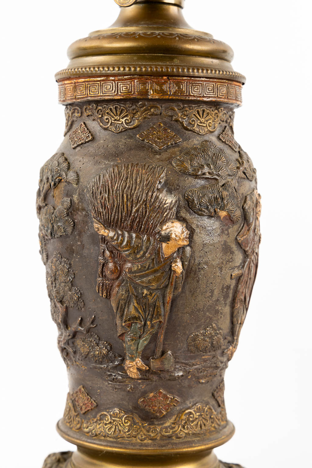 Een Oosters paar olielampen, terracotta gemonteerd met brons. Circa 1900. (H:66 x D:18 cm)