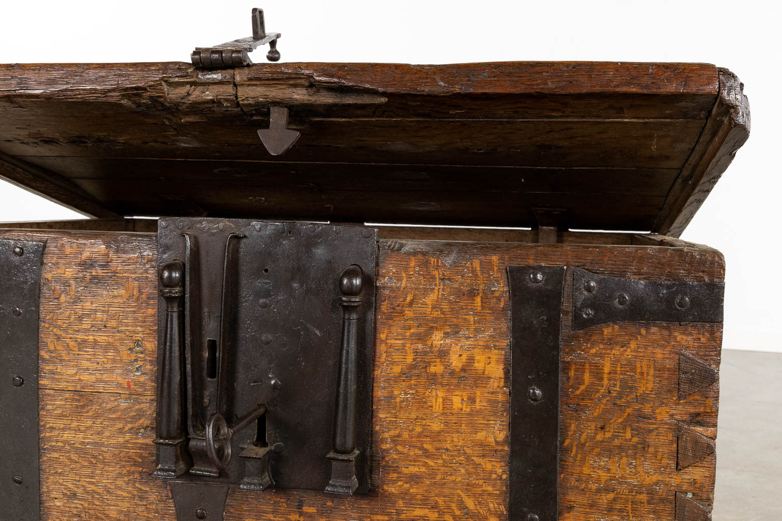 Een antieke geldkoffer, hout gemonteerd met smeedijzer, circa 1500. (L:77 x W:44 x H:50 cm)