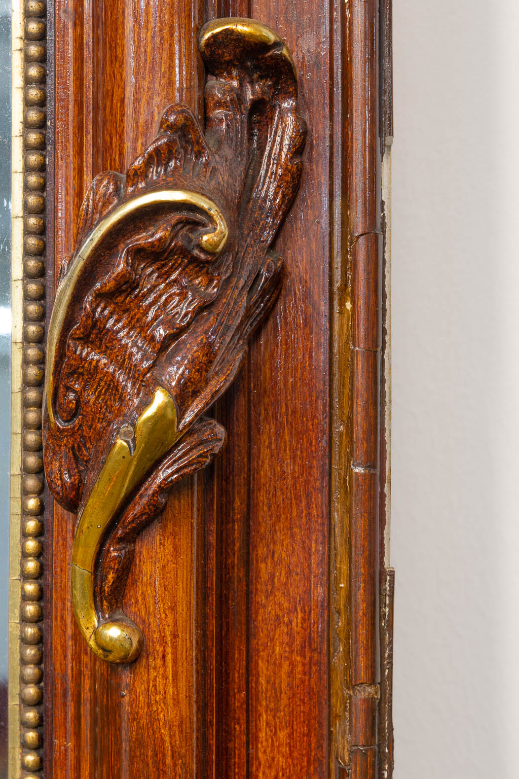 Een grote spiegel gemaakt uit gesculpteerd hout en stucco in Lodewijk XV stijl. (H:243cm)