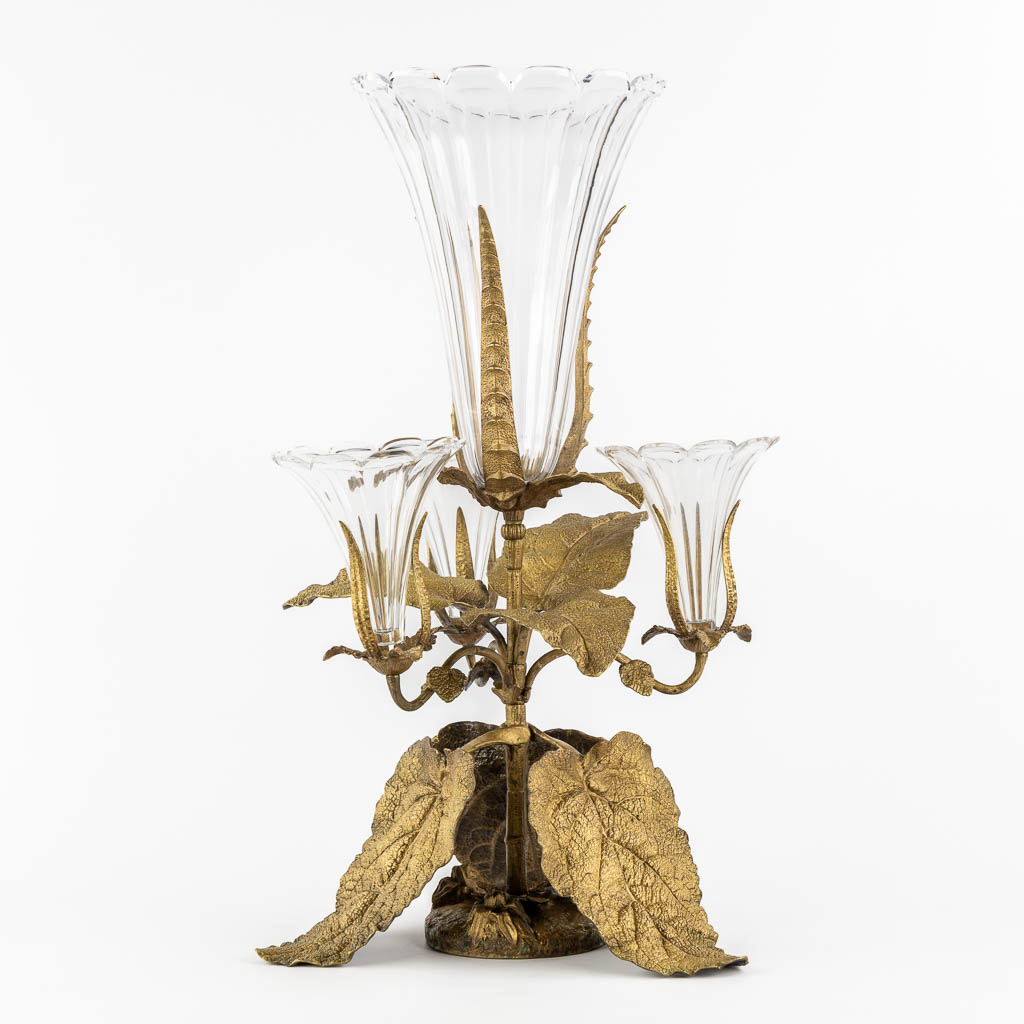 Een 'Epergne' of "Tafel Middenstuk', brons en glazen trompetvazen. (H:71 x D:44 cm)