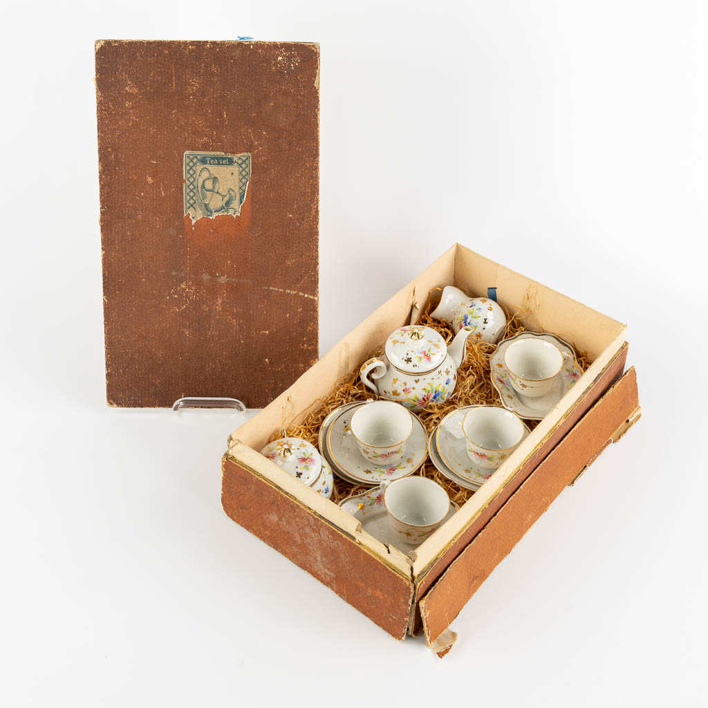 A children's tea set, polychrome porcelain. Circa 1900-1920. (L:20 x W:33 x H:10 cm)