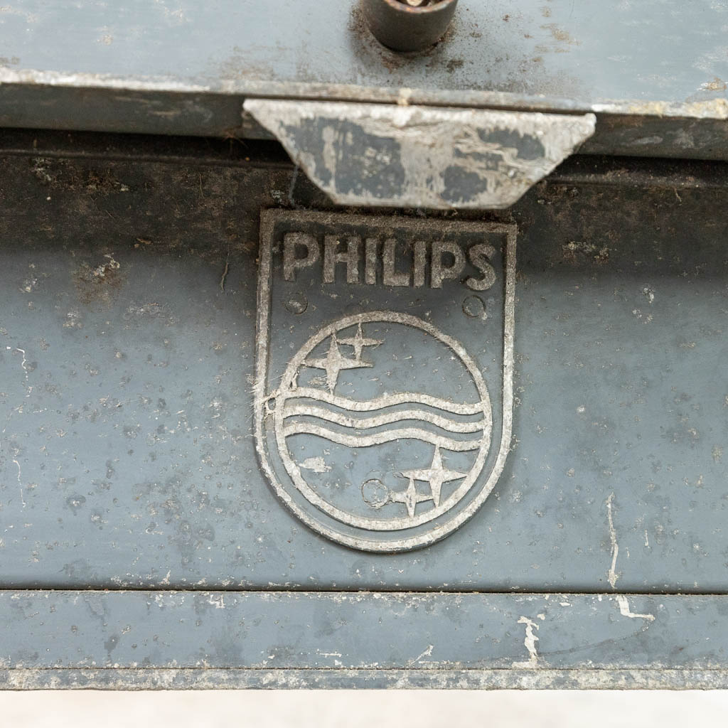 Een zoeklicht of verstraler gebruikt door de Belgische Marine op schepen en gemaakt door Philips. (H:73cm)