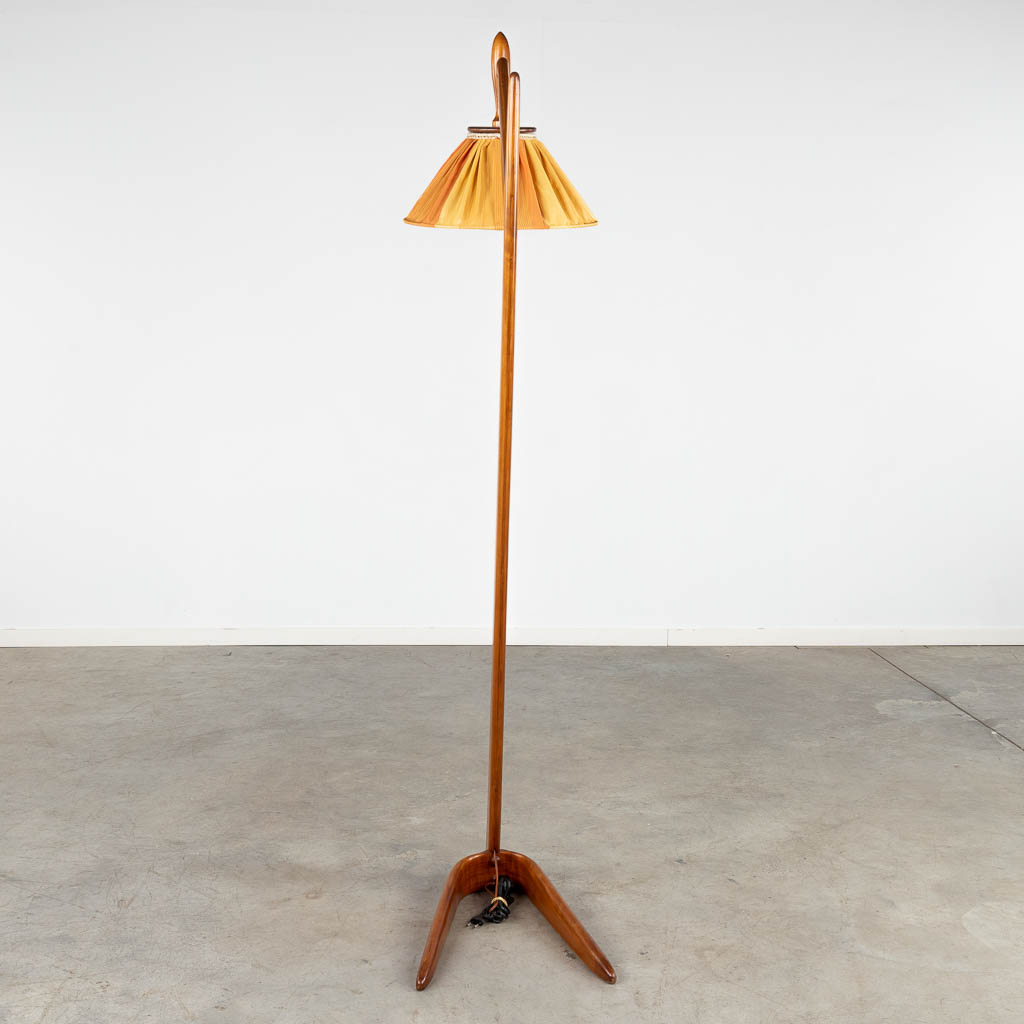 Een mid-century staande lamp, ceder, circa 1950-1960. (D:39 x W:54 x H:187 cm)