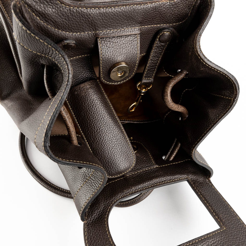 Delvaux Punch, een handtas gemaakt uit bruin leder. (W:30 x H:38 x D:17 cm)