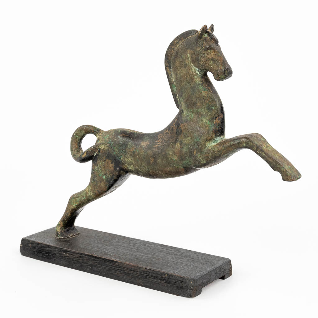 Een bronzen beeldje van een paard. (W:25 x H:22 cm)
