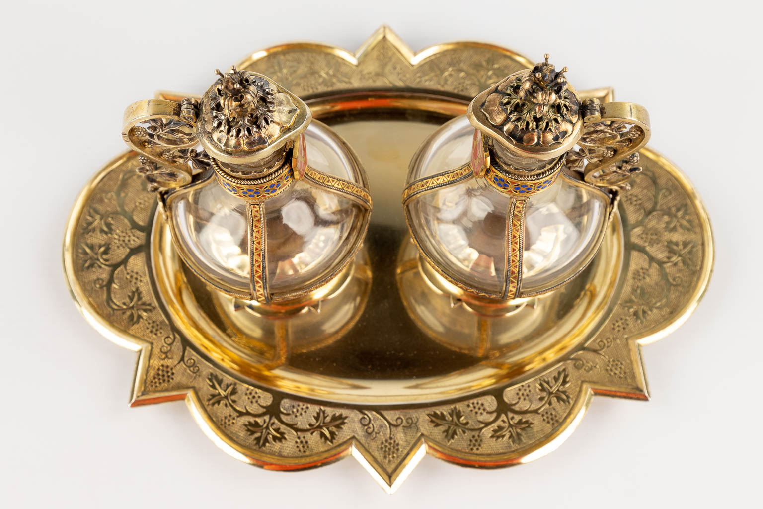 Bourdon-De Bruyne, a collection of wine and water cruets, gilt silver. Circa 1860. (D:21 x W:27,5 x H:15 cm)