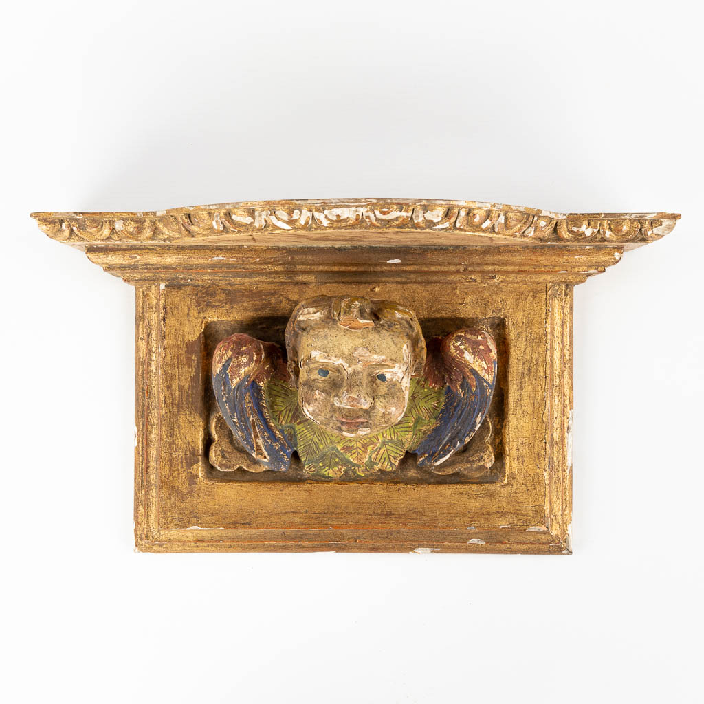 A wood-sculptured wall console with a figurine of an angel. Southern Europe. 19th C. (D:13 x W:38,5 x H:21 cm)