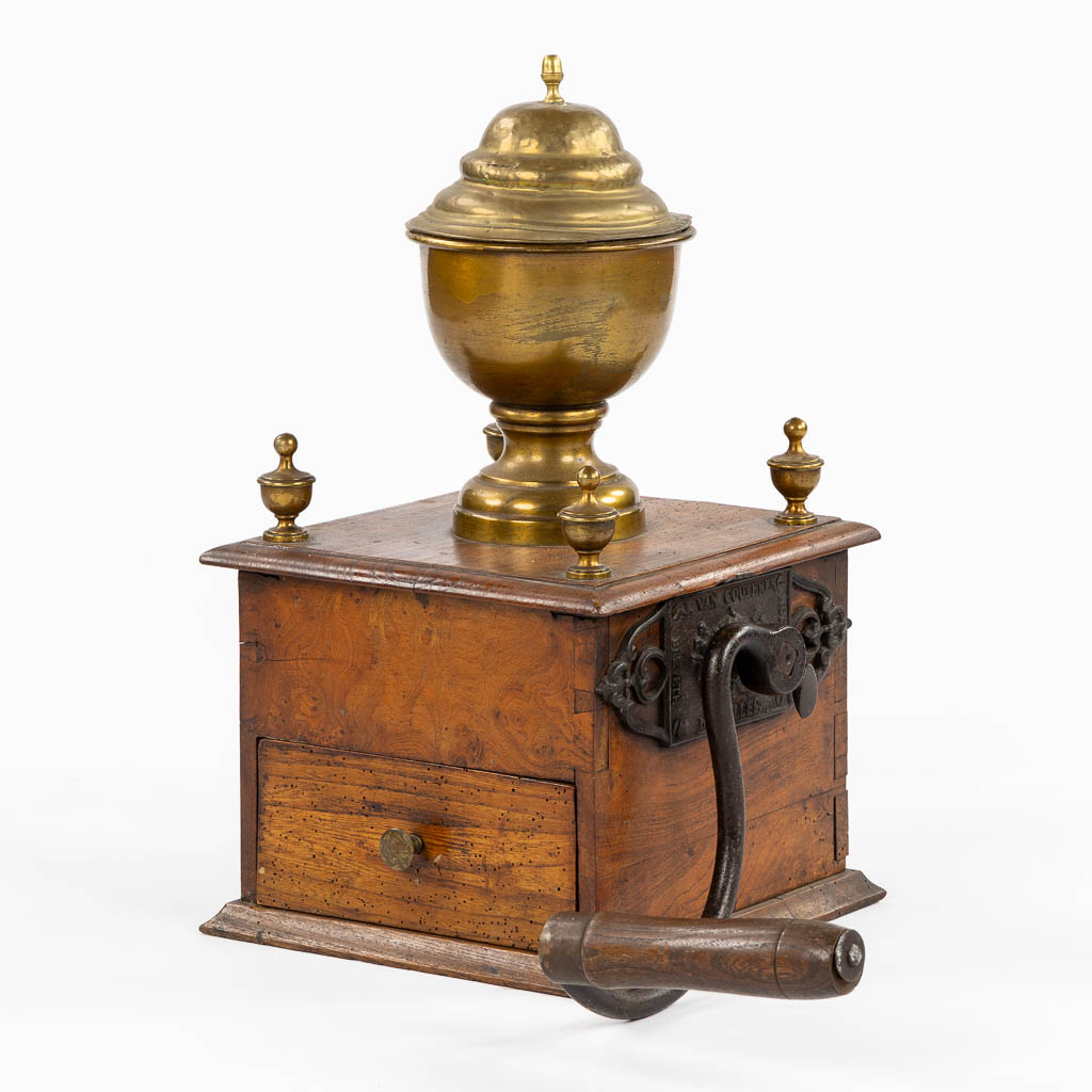 Een grote en antieke 'Koffiemolen', koper, ijzer en hout. (L:28 x W:51 x H:52 cm)