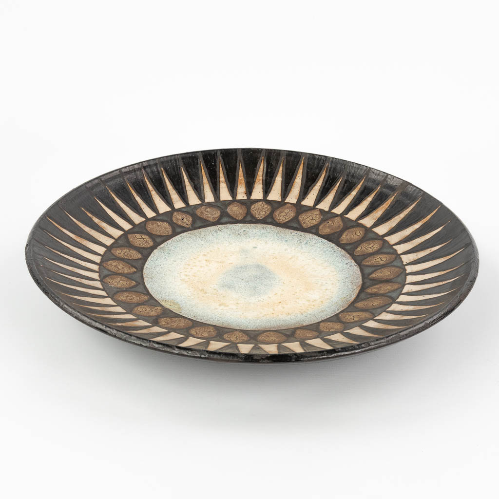  Rogier VANDEWEGHE (1923-2020) A large bowl, made of glazed. ceramics.  (H:6,5 x D:40 cm)