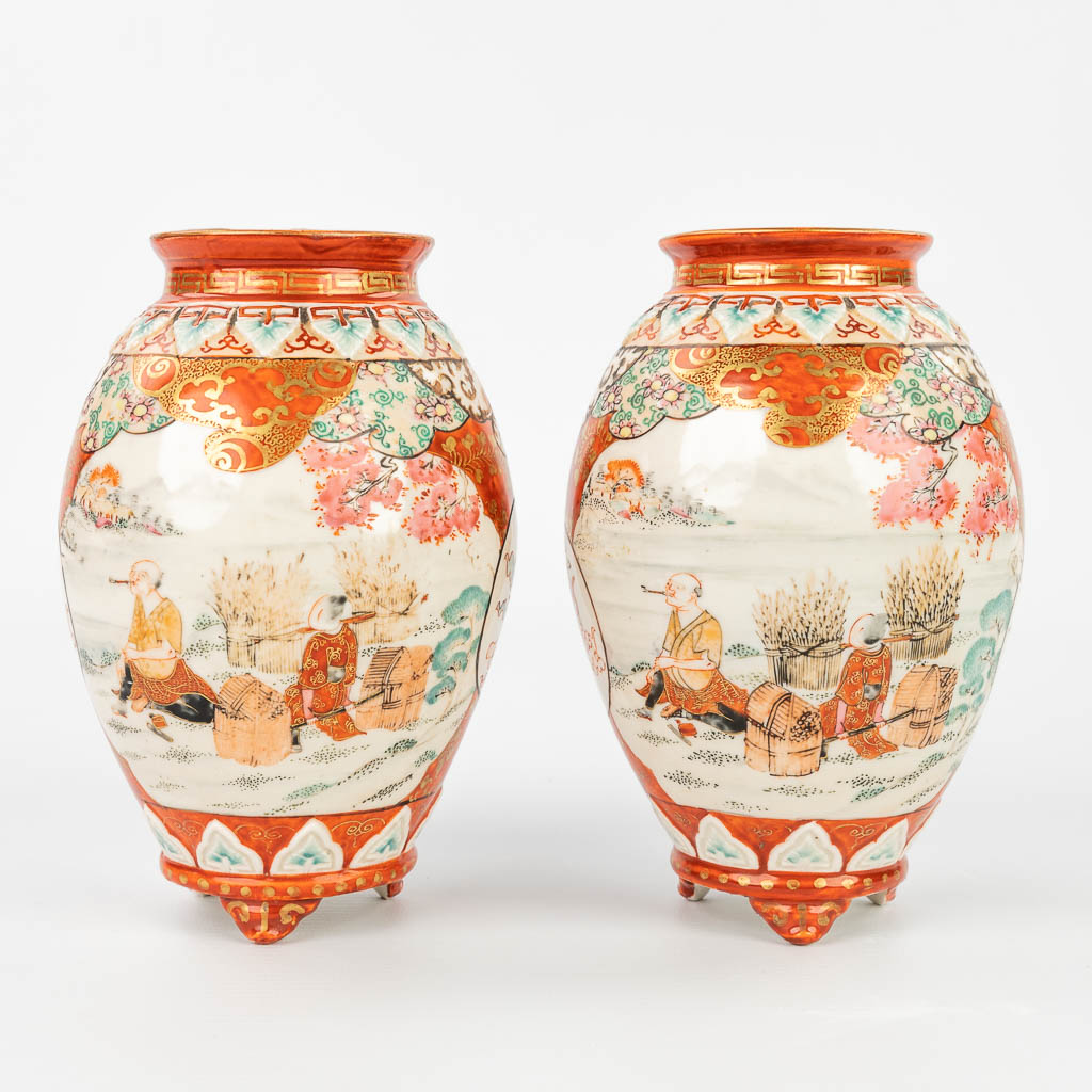 Lot 040 A pair of small vases made of stoneware with Kutani decor, made in Japan. (H:17cm)