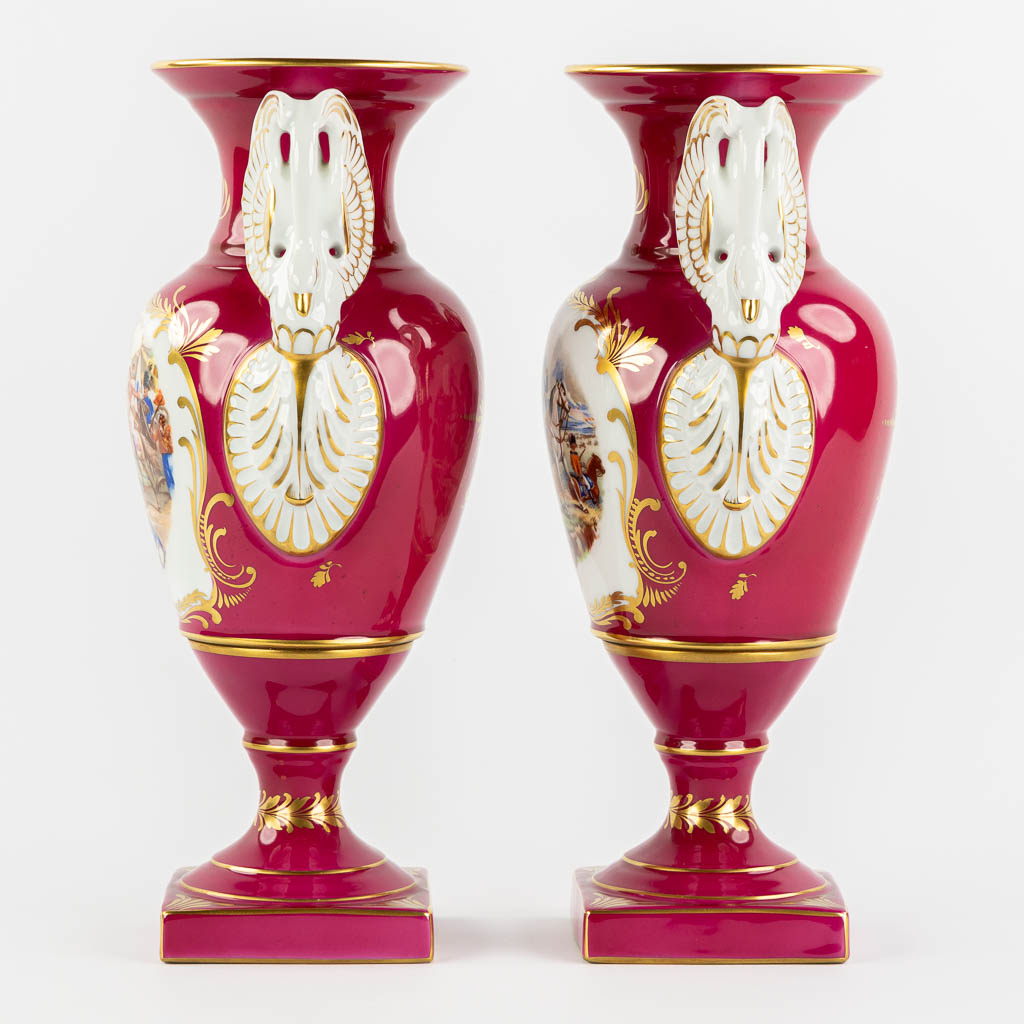 Porcelaine De Couleuvre, Een paar vazen met decor 